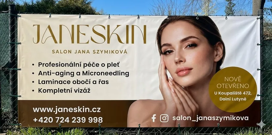 Banner Janeskin pověšený na plotě